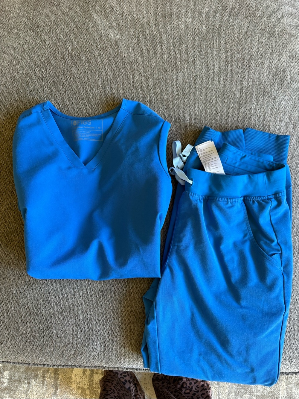 Figs Women's Bright Blue Track Pants & V-Neck Top